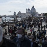 Du 25 avril au 14 juillet, les touristes journaliers devront acheter un billet pour entrer dans la vieille ville de Venise (archives). KEYSTONE/CHRISTIAN BEUTLER
